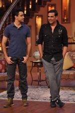 Akshay Kumar, Imran Khan promote Once upon a time in Mumbai Dobara on the sets of Comedy Nights with Kapil in Filmcity on 1st Aug 2013 (122).JPG